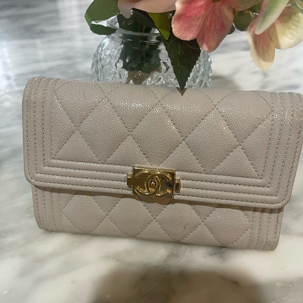 Authentic Chanel caviar medium Boy flap wallet grey
